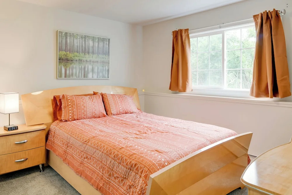 Shared Yard + Fire Pit: Airy Anchorage Apt!