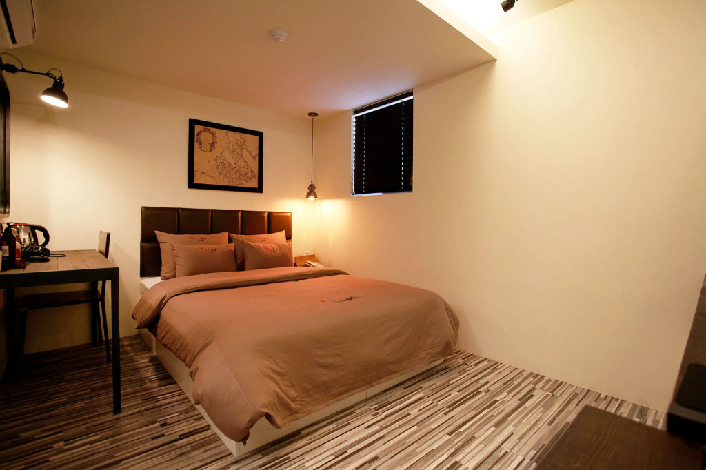 Achasan Station Wall Hotel