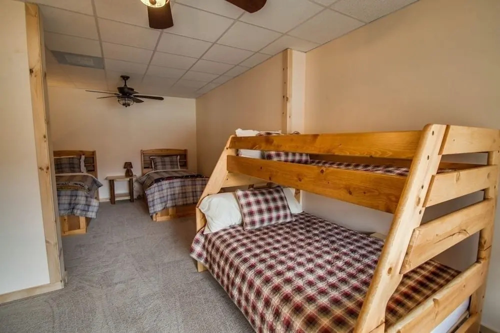 Large Lakefront Cabin W/kayaks And Boathouse 5 Bedroom Home