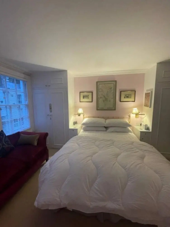 Expansive 4BD Home- 15 min From Buckingham Palace!