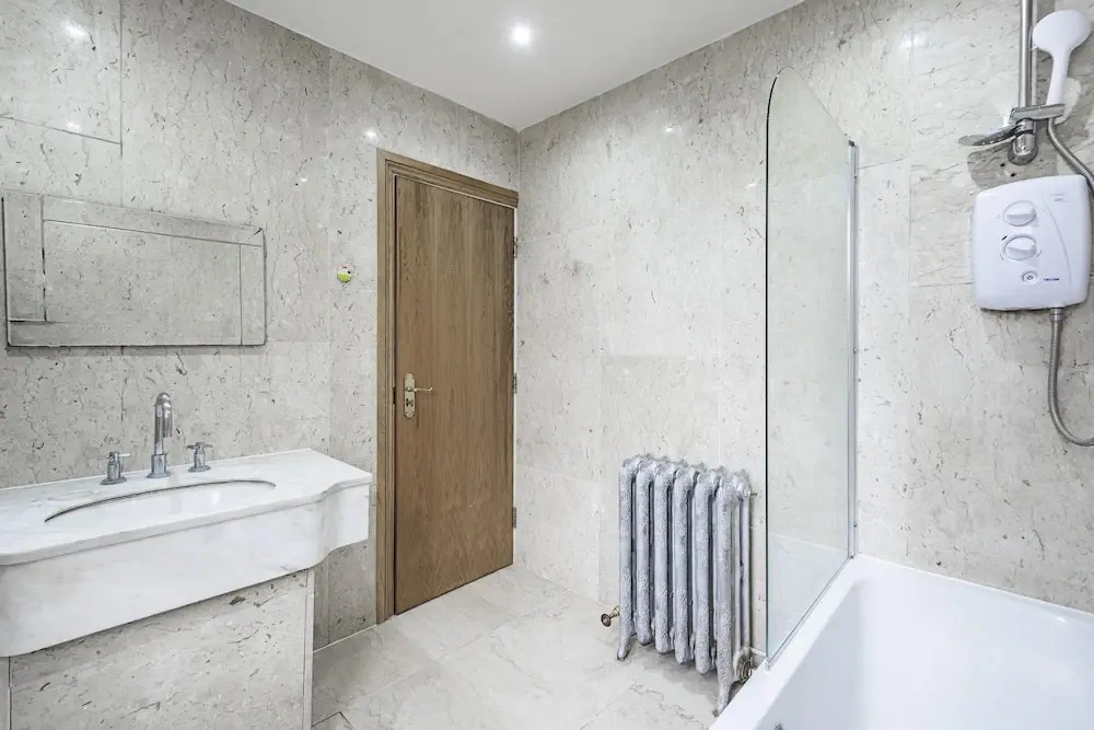 Stunning Light Filled 2 Bed Apartment + Parking Sleeps 7