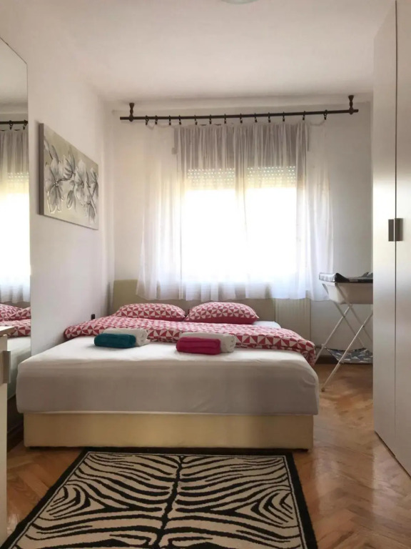 Slatka sobica za dvoje sa upotrebom zajednicke kuhinje i kupaonice