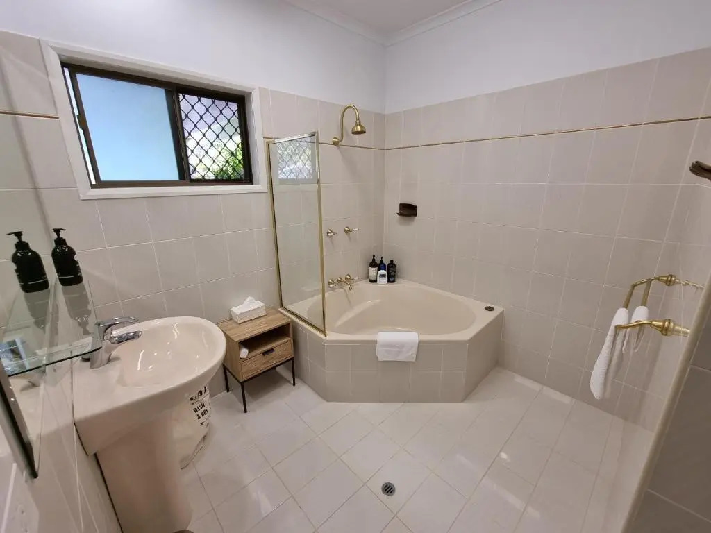 Willow Garden Stays Cairns - Beachfront 4 Bedroom Luxury Holiday Home