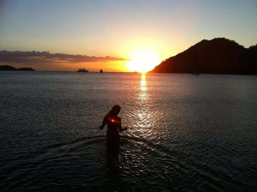 Beach condos at Pico de Loro Cove & possible Beach Club Access & Wi-Fi & Netflix, 42-50TVs with Uratex beds & pillows, equipped kitchen, balcony, parking, guest registration fee is not included