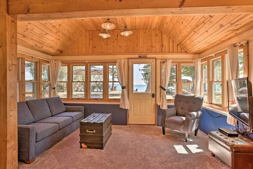 1/2 Mi to Dtwn Suttons Bay! Lakefront Cottage