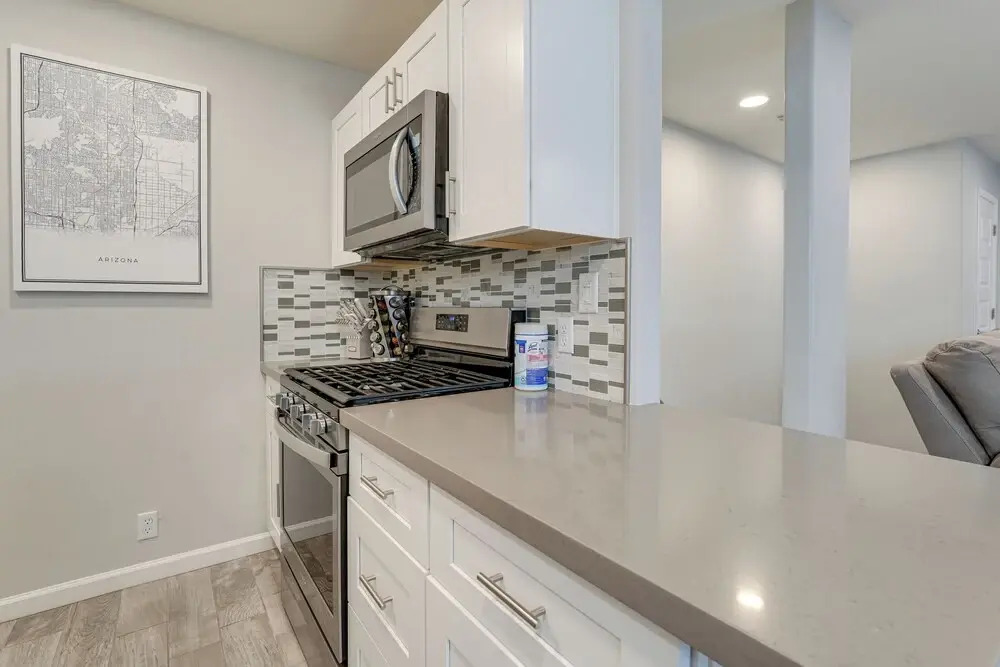 2 Mi to Old Town Scottsdale: Sleek Apartment