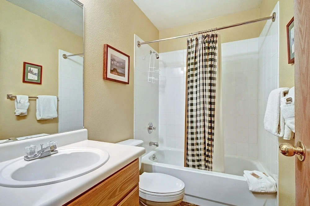 Charming 2br Steps To Snow-capped Adventures + Main St 2 Bedroom Condo by RedAwning