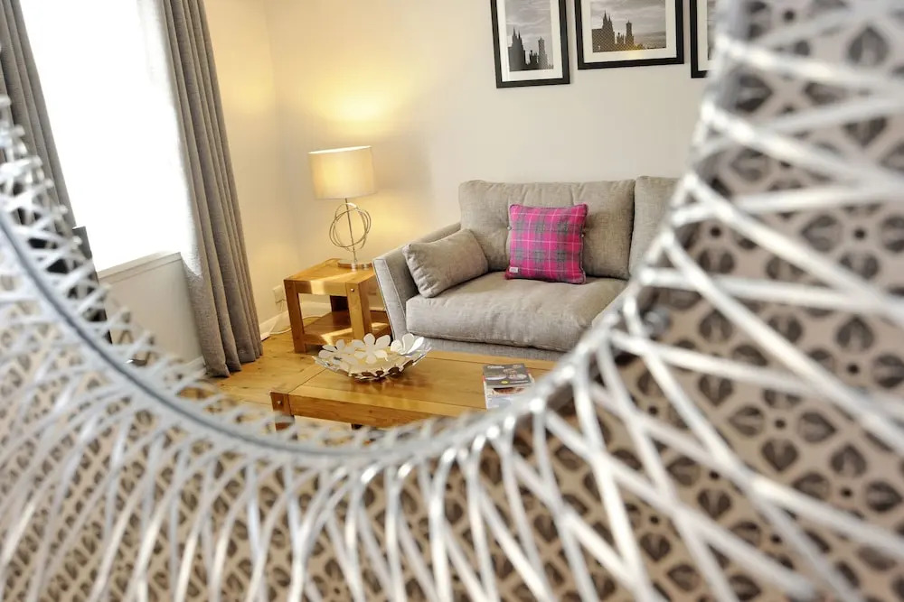 Home from Home Aberdeen-Spacious West End Apartment-Free Parking-Near ARI & City Centre