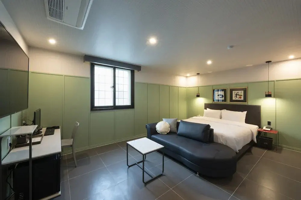 Brown-Dot Hotel Gupo