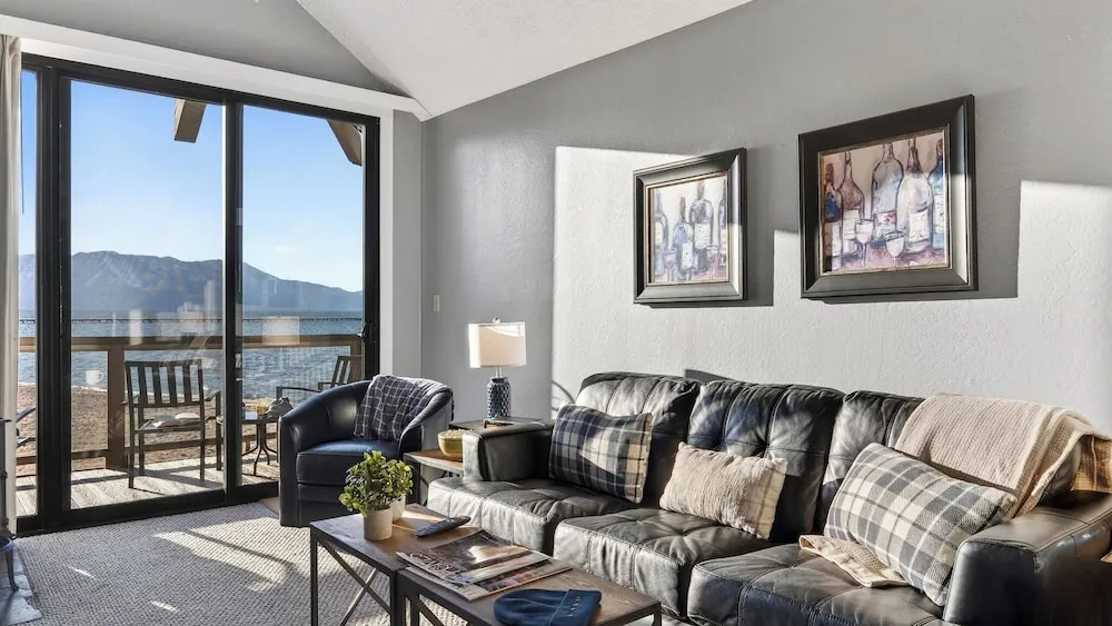 Beach Front Perch by Avantstay Lakefront Condo + Views + Near Dining and Skiing