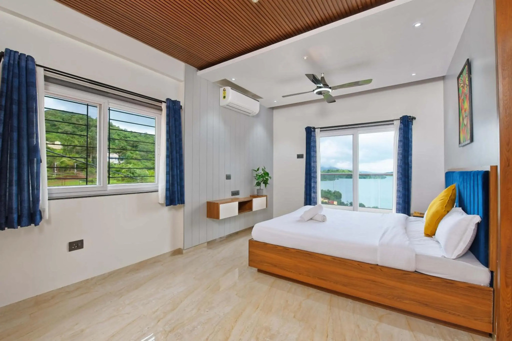 SaffronStays Riverdale, Mulshi - Lakefront villa with pool and mountain view
