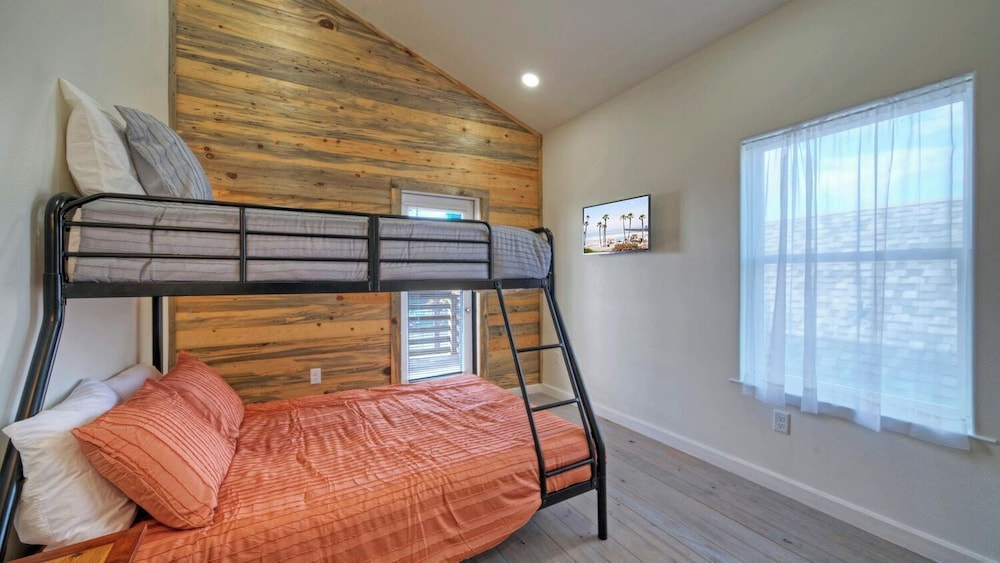 Sleeps 38 5 Laguna Village Homes Waterfront Pool, Private Boat Dock, Ramp