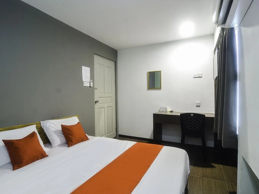 Golden Lounge by OYO Rooms