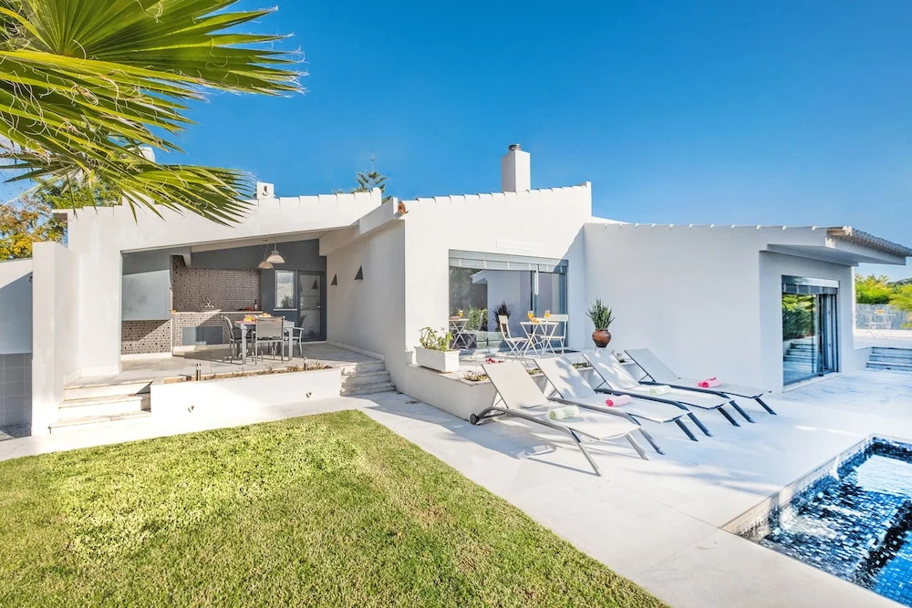 Villa San Marino - com piscina aquecível em Alvor