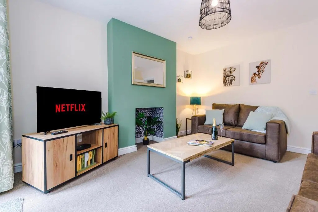 Modern apartment in Crewe by 53 Degrees Property, ideal for long-term Business & Contractors - Sleeps 4