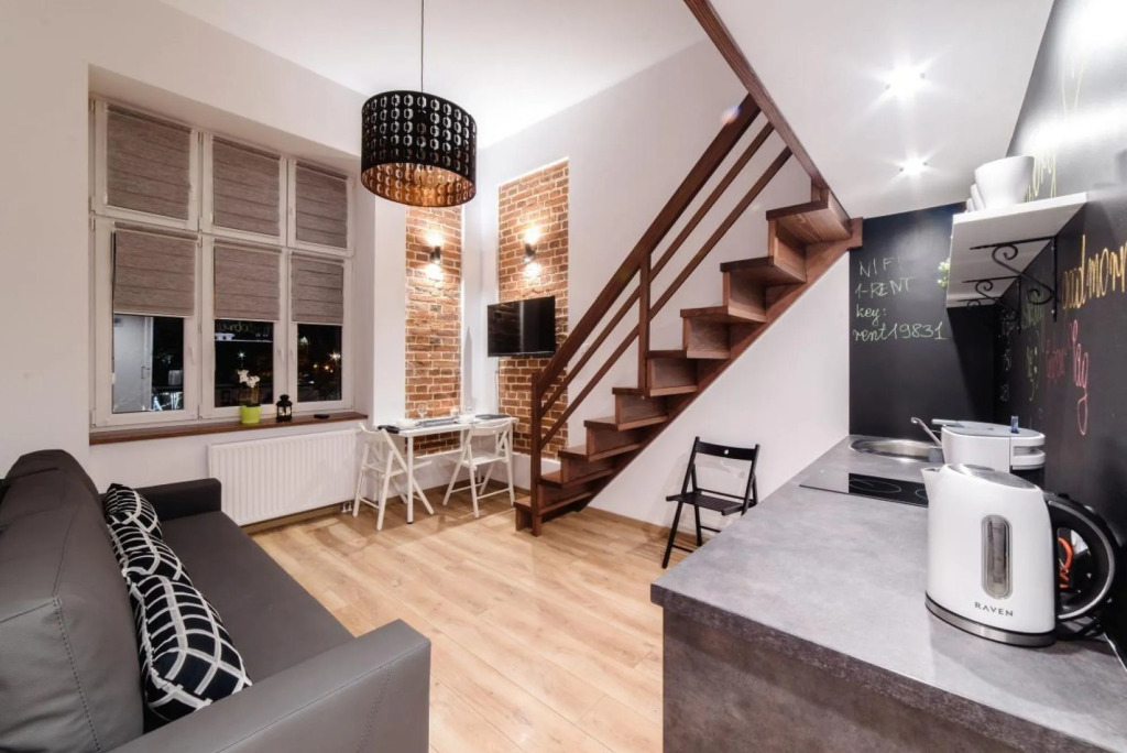 2 Nights Apartments - great location, right next to Main Rail and Bus Station, 10 min to Main Square by foot