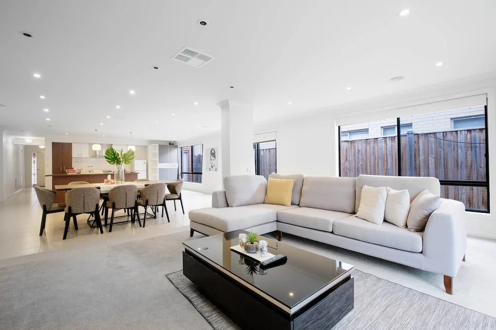 Lightful Charming House With Free Parking