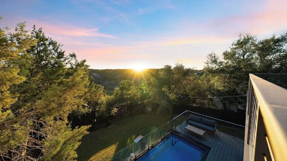 Sundown Social by Avantstay Lake Austin Views Pool, Firepit, Deck + Game Room A+ Designer Style