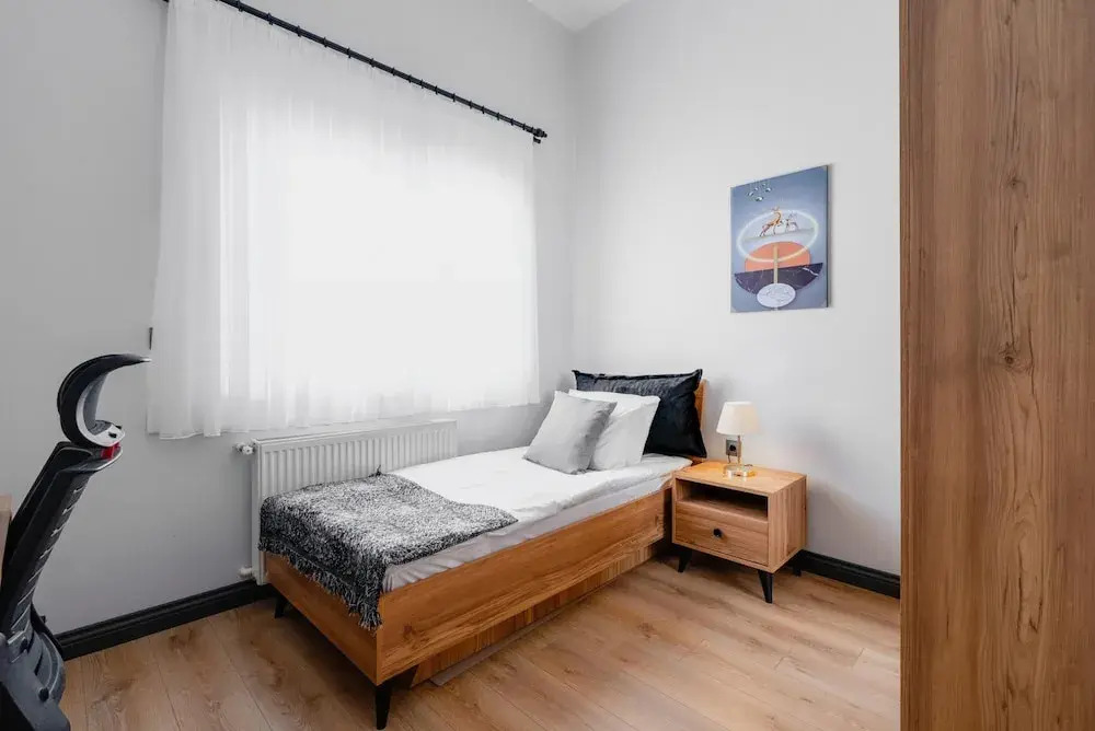 Central Flat w Balcony 5 min to Lara Beach