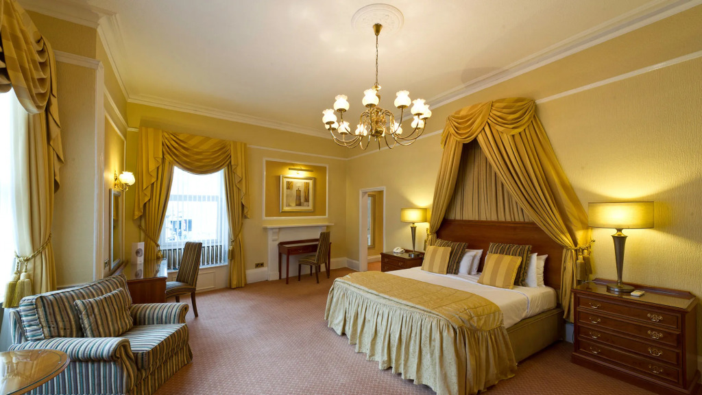 The Royal & Fortescue Hotel