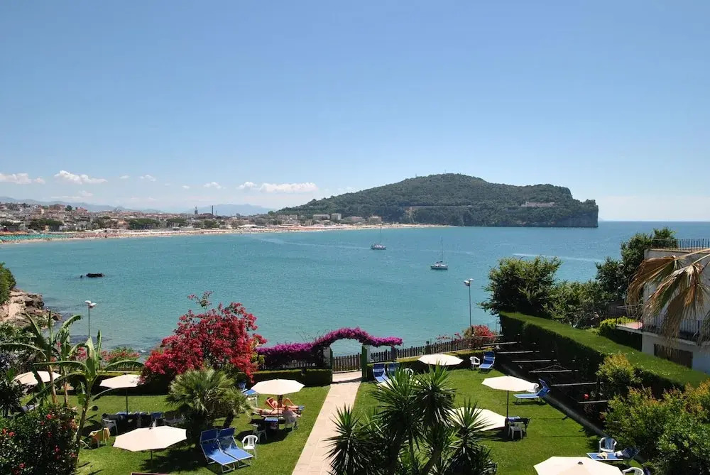 Happiness House two Steps Away to the Beach of Gaeta