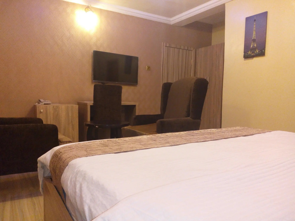 Euro Lounge and Suites