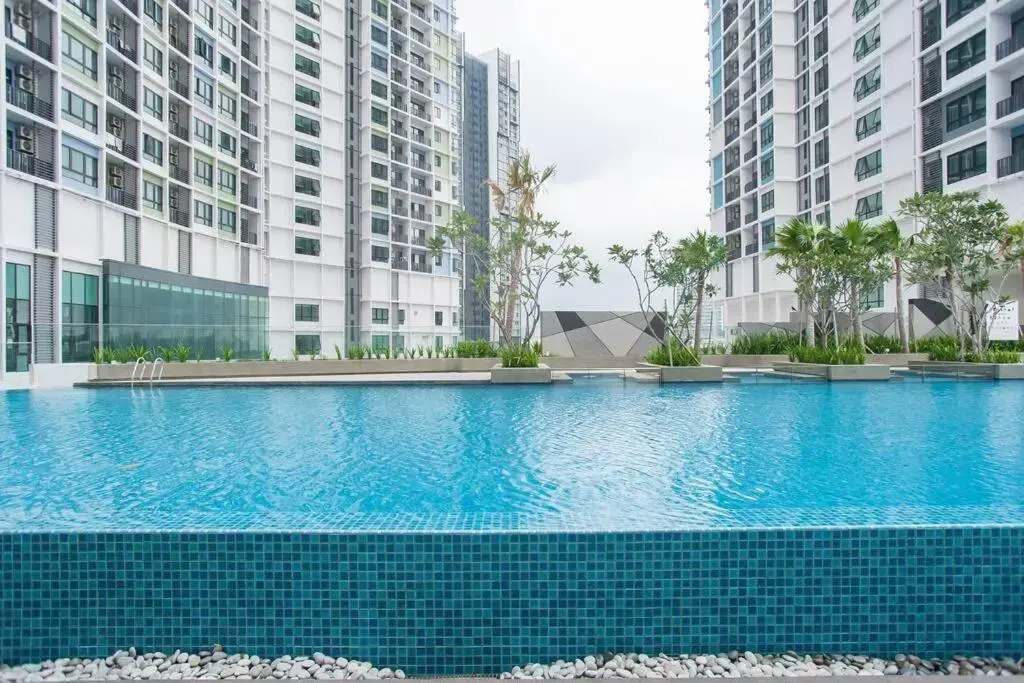 iCity 1Bedroom Apt Near Mall FREE PARKING & WIFI
