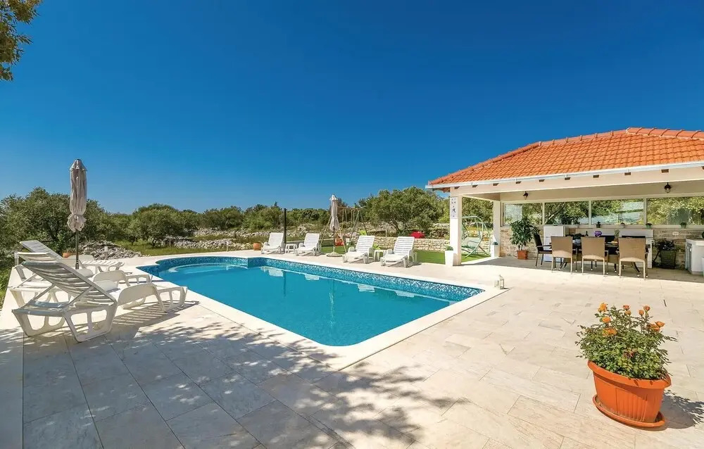 Amazing Home in Stratincica With Wifi and 5 Bedrooms