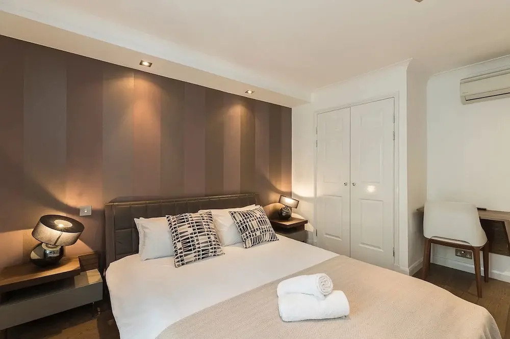 Three Bed Greville Luxury Apt Parking 1
