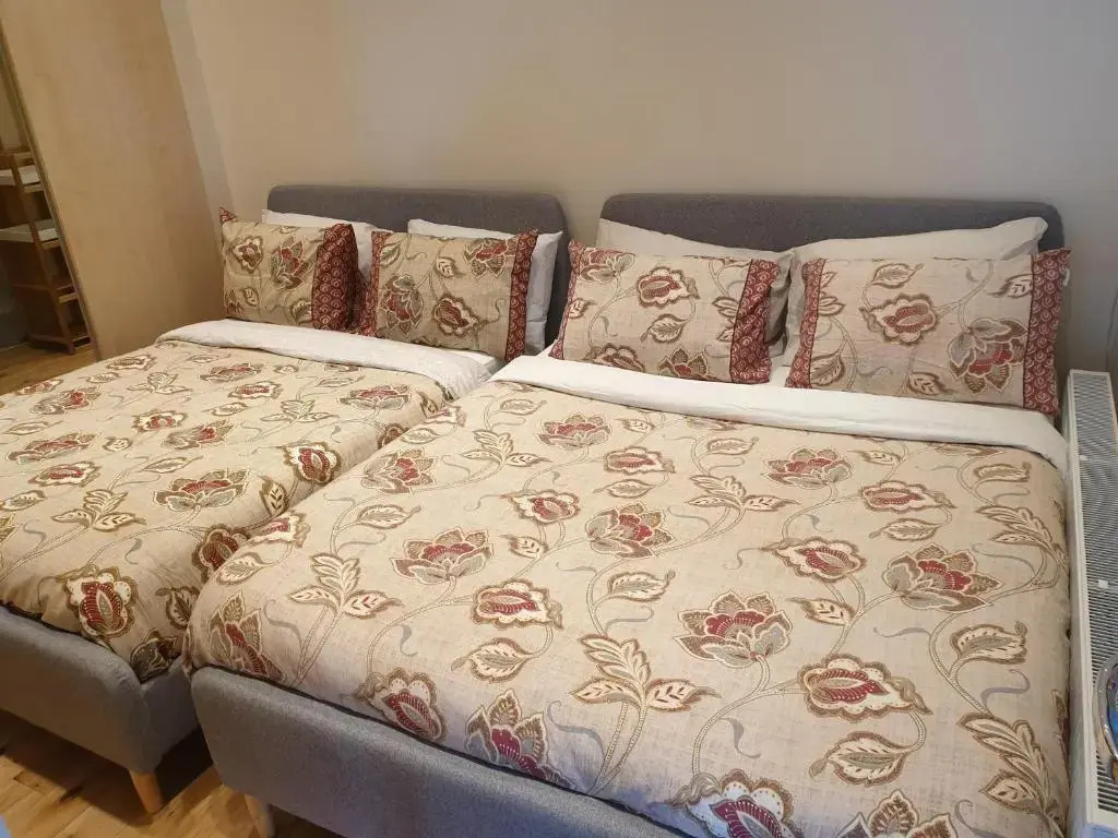 London Luxury Apartments 1min walk from Underground, with FREE PARKING FREE WIFI