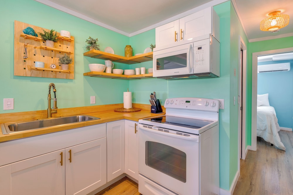 3 Mi to Gulf! Fort Myers Beach Gem w/ Pool Access