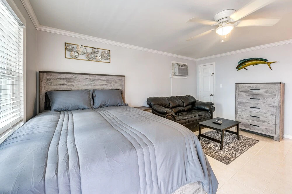 North Myrtle Beach Studio w/ Pool: Walk to Shore!