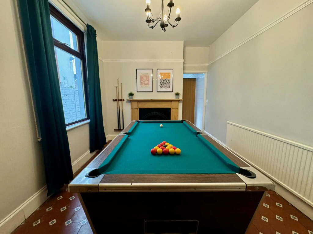 Large CityCentre Townhouse & Hot Tub, Pool Table and Offroad Parking