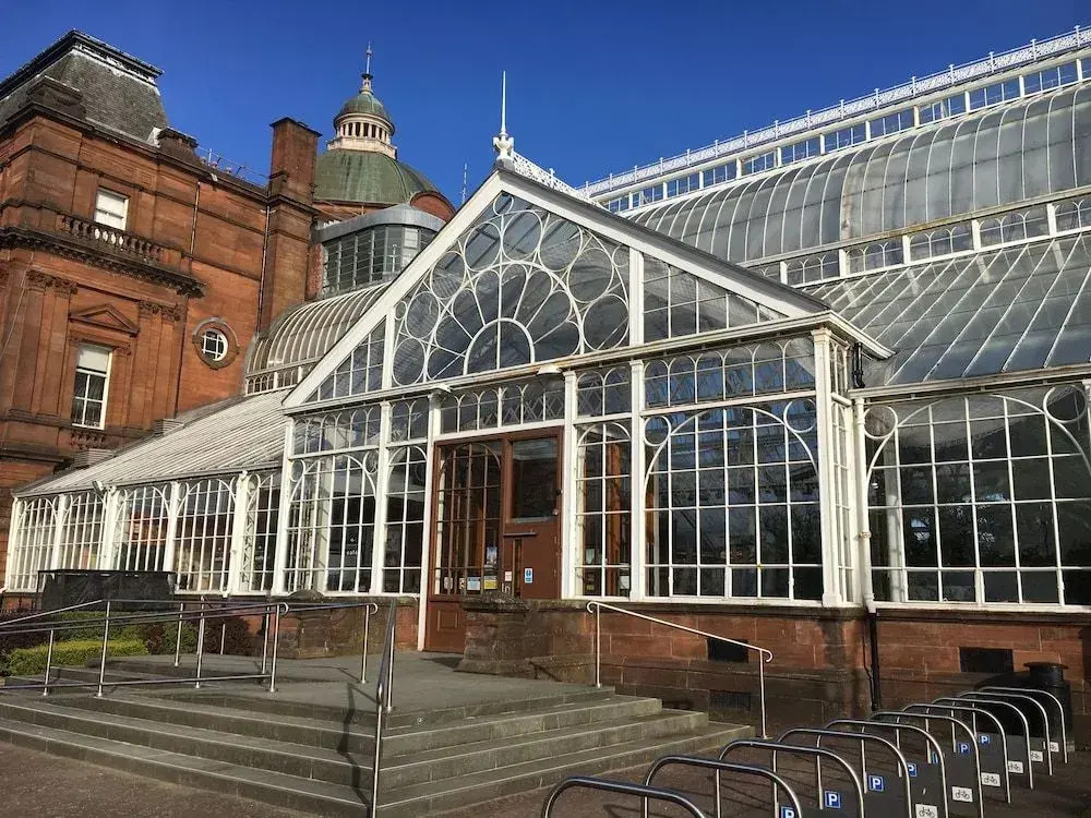 Facing Glasgow Green spacious Apartment Free parking