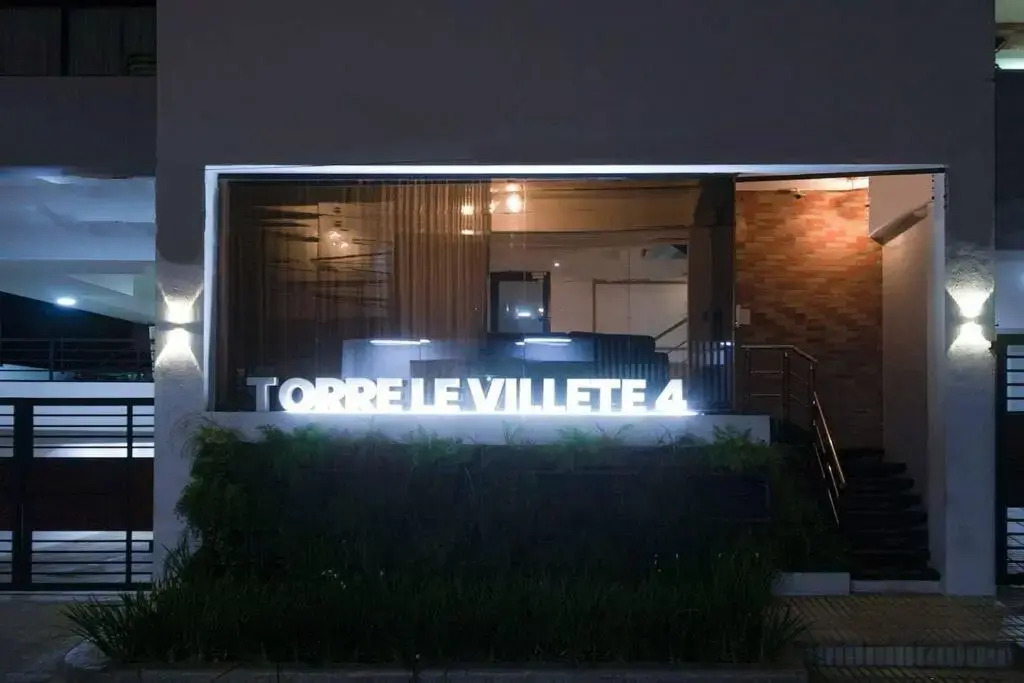 Modern 1BD Downtown+Pool+SmarTVs+BBQ+Gym