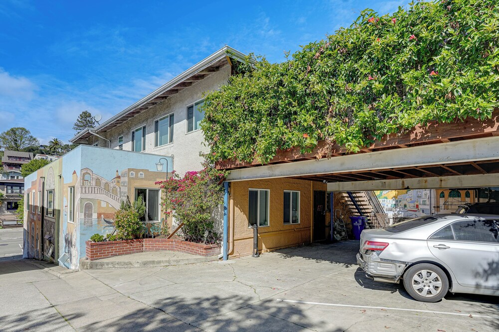 Walkable Dtwn Oakland Apt w/ Shared Rooftop!