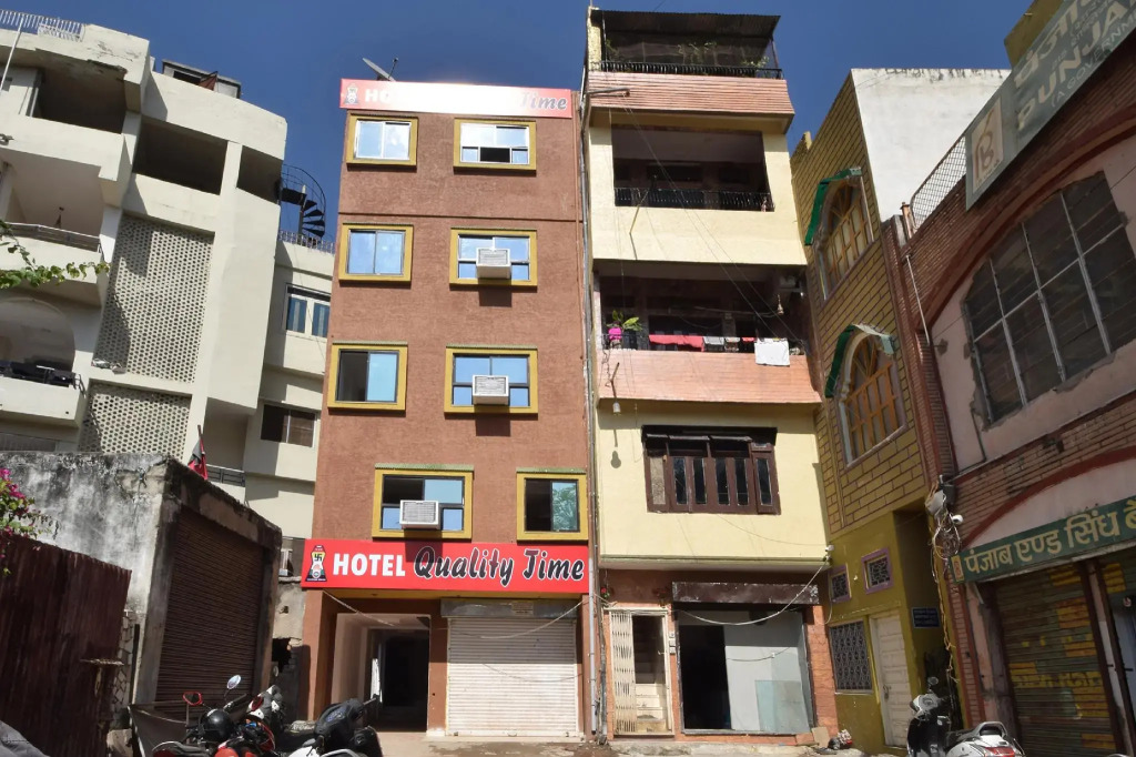 OYO 23296 Hotel Quality Time