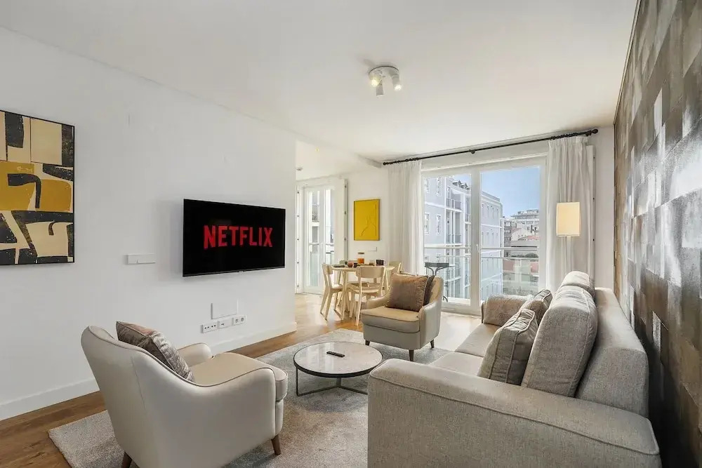 Urban Retreat: Downtown Luxury, Parking, Ac & Elevator