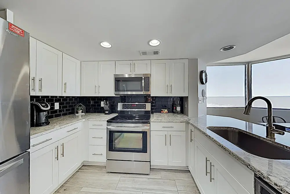 New Listing! Chic Ocean-View Condo W/ Rooftop Deck Condo