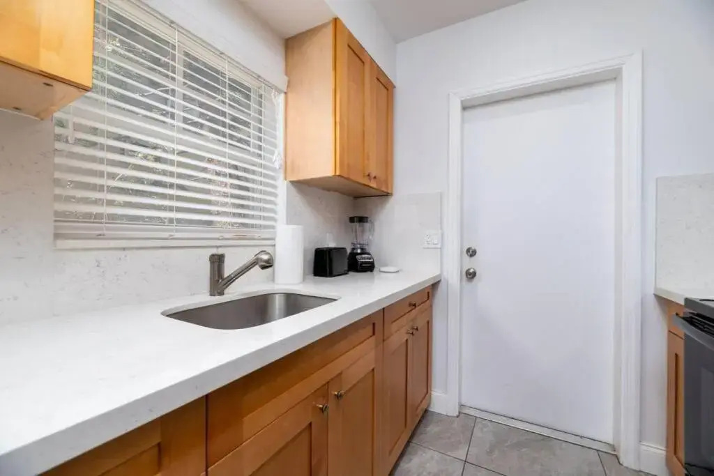 Bayshore Breeze 3 - King Bed, Kitchen, Parking
