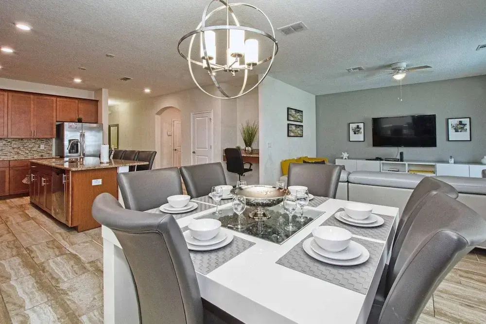 Spacious 6 Bed Home With Pool in Prime Storey Lake