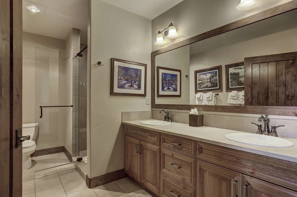 Ski-In, Ski-Out Luxury 4 Bdrm/4 Bath on Peak 7 Condo