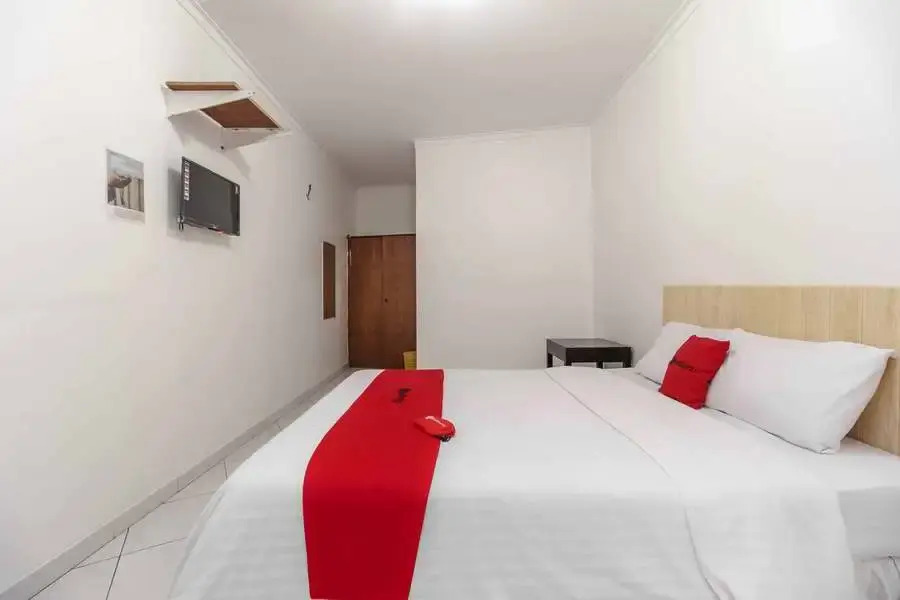 RedDoorz Syariah near Ragunan Zoo 3