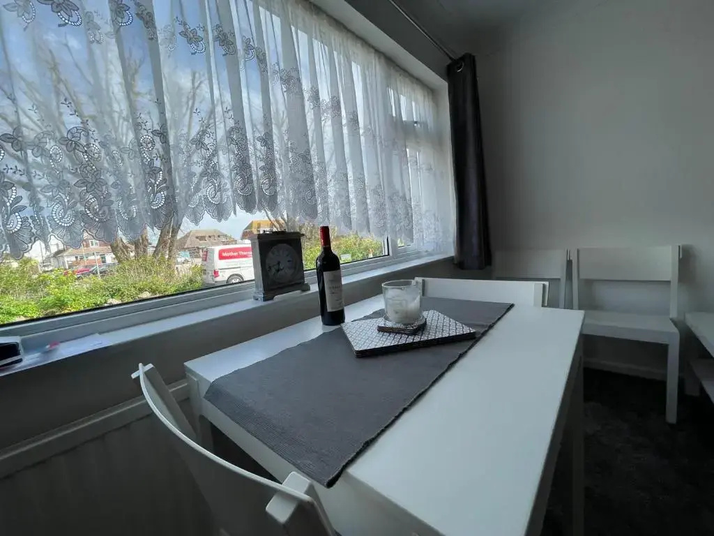 Warminster Apartment Bliss on the bay just a stone's throw away