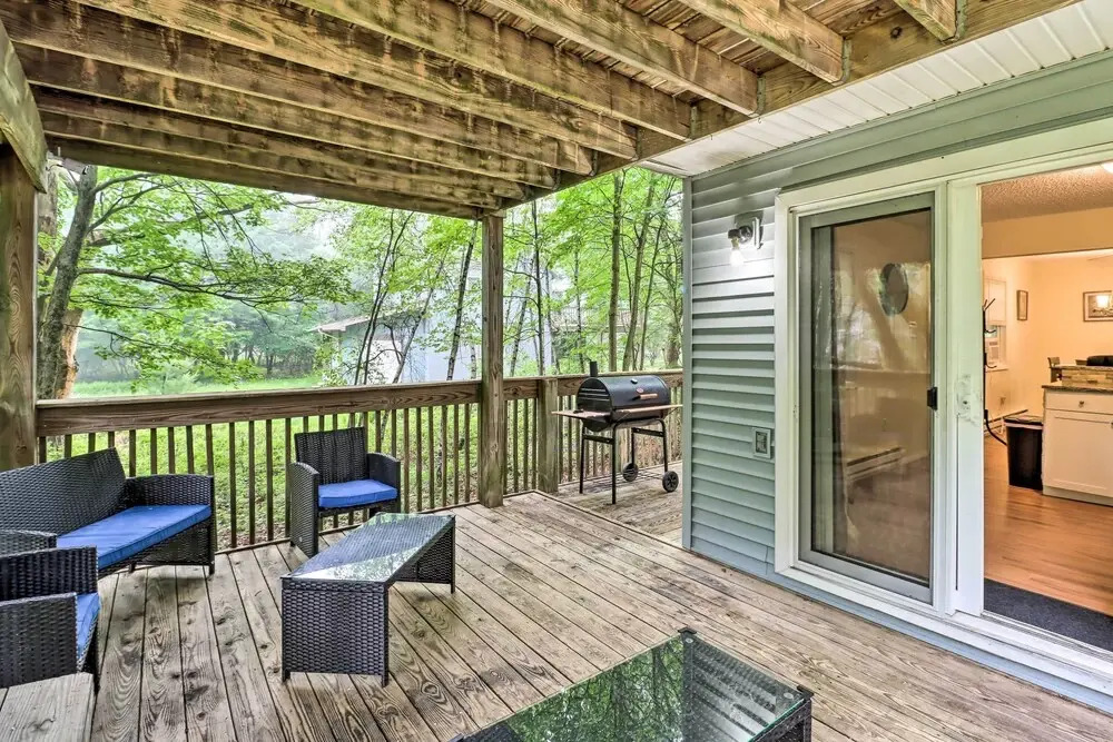 7 Mi to Lake Harmony: Home w/ Furnished Deck!