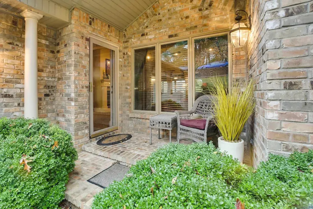 Bella Vista Lakehouse w/ Hill Tram, Deck & Views!