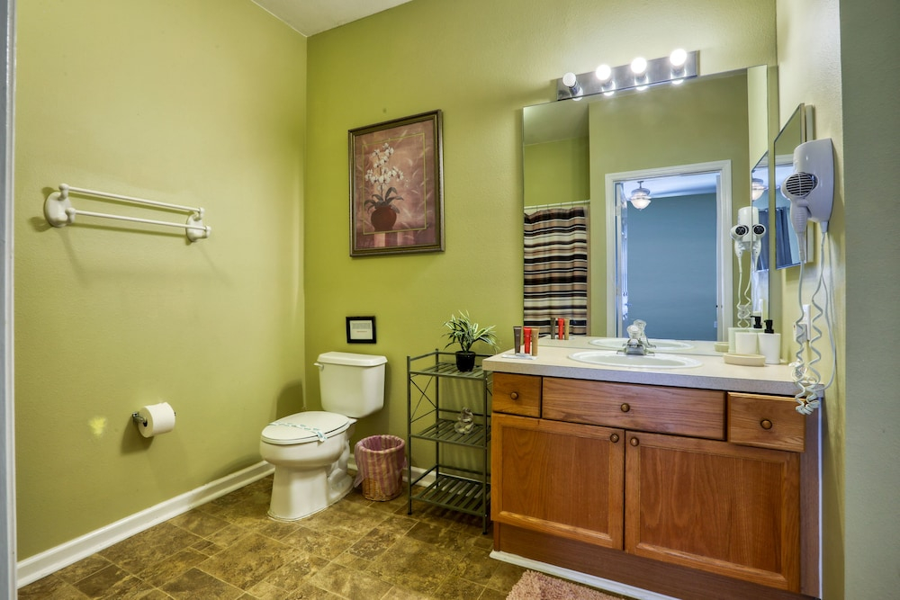 Resort Condo With Pools, hot Tub, Game Room, Tennis, Gym, Balcony, AC, & W/D