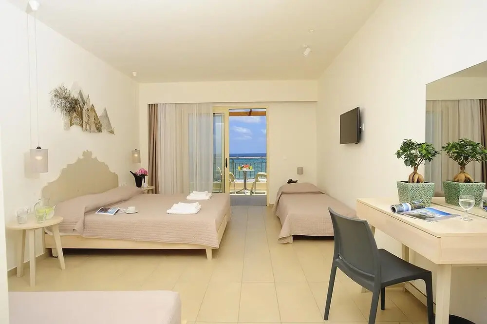 Maravel Star Art Hotel - Comfortable Room for 4 People With Sea View