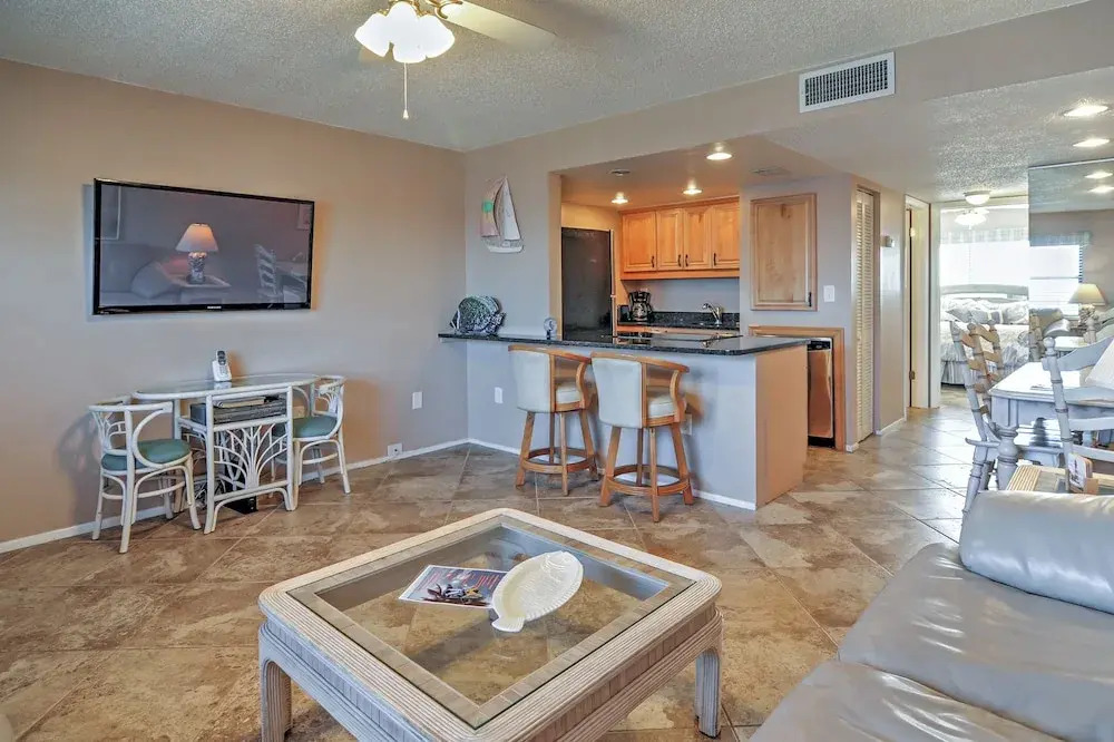 Beachfront St Petersburg Condo w/ Community Pool!