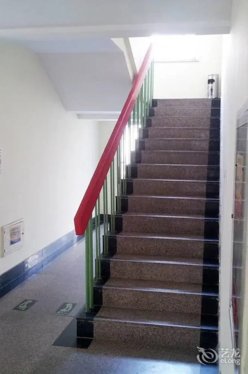 Saifel Business Hotel (Jinan Qilu Hospital Baotu Spring Store)(赛菲尔商务宾馆(济南齐鲁医院趵突泉店))